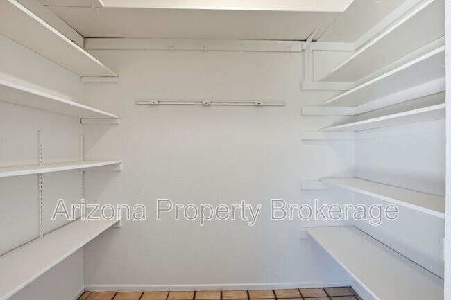 Building Photo - 3635 E Beverly Ln