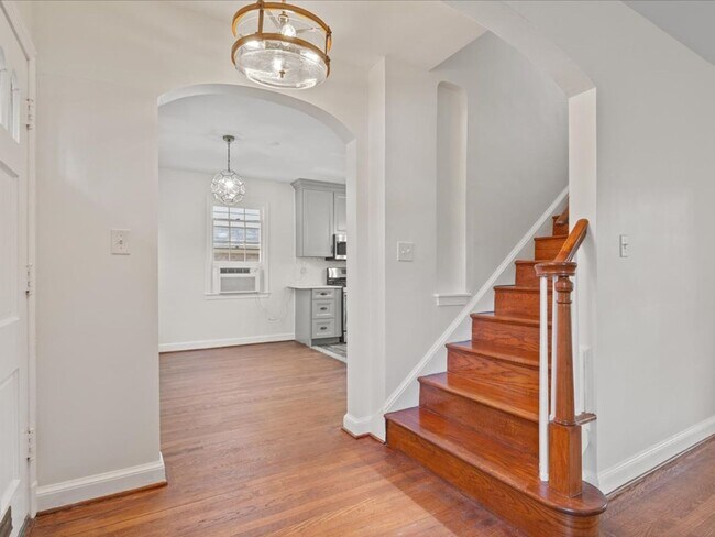 Building Photo - Vintage home with Modern finishes and fenc...