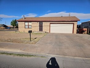 Building Photo - 3 Bedroom/2 Bath Home with a 2-Car Garage
