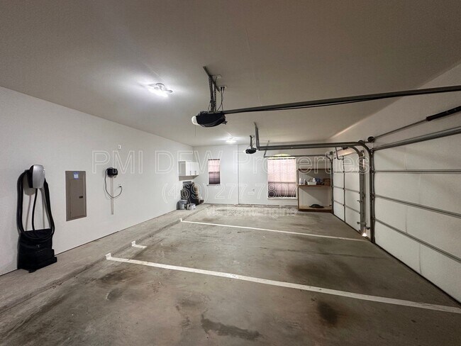 Building Photo - 2610 Meadow Ridge Dr