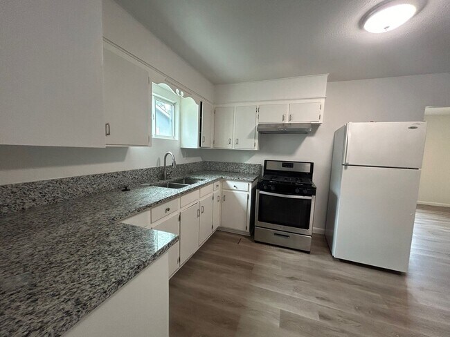 Building Photo - Charming 4 Bed, 3 Bath Home + Bonus 1 Bed/1 Bath Casita!