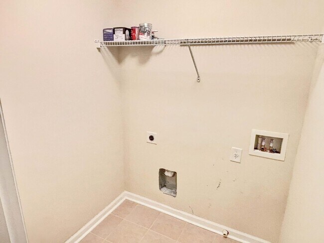Building Photo - End Unit Townhome - 3BR, 2.5BA with Garage
