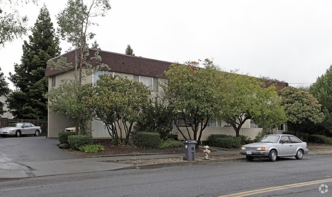 Building Photo - 931--939 Golden Gate Dr