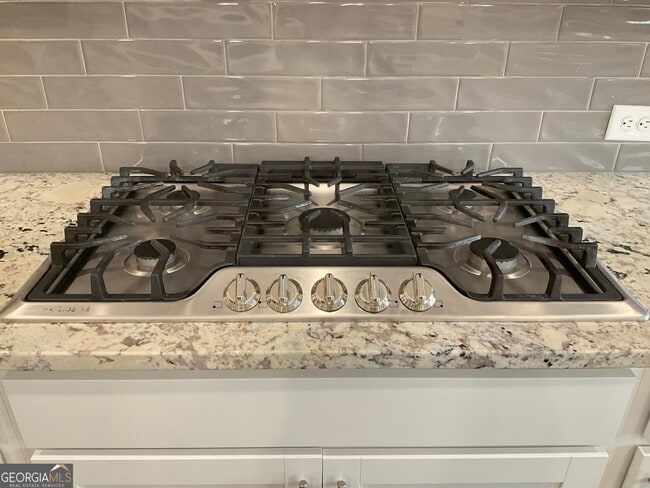 Building Photo - 495 Plainfield St