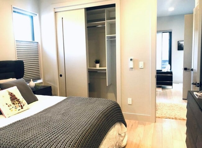 Building Photo - MOVE IN SPECIAL! One bedroom apartment on Bend's SW side. End Unit