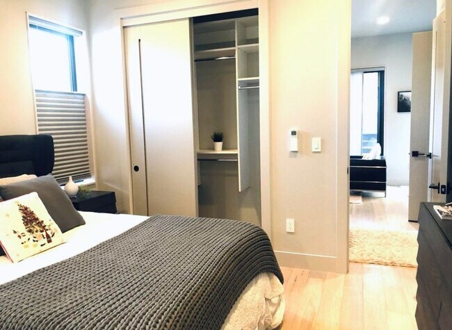 Building Photo - One bedroom apartment on Bend's SW side. End Unit