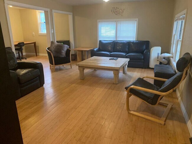 Building Photo - SHORT TERM RENTAL: Spacious 5+ Bedroom Home on the Hill! Available Now-July 24th 2026.