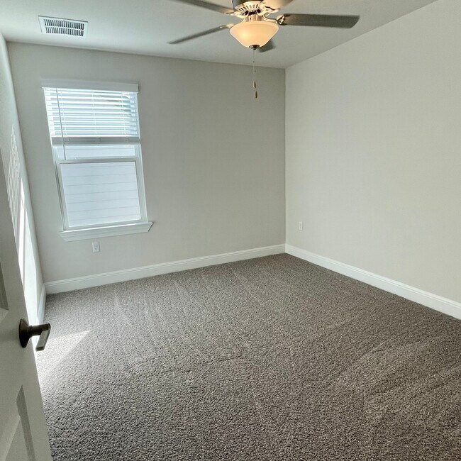 Building Photo - 15702 Ellinger Dr