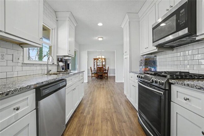 Building Photo - 2470 Trent Dr NE