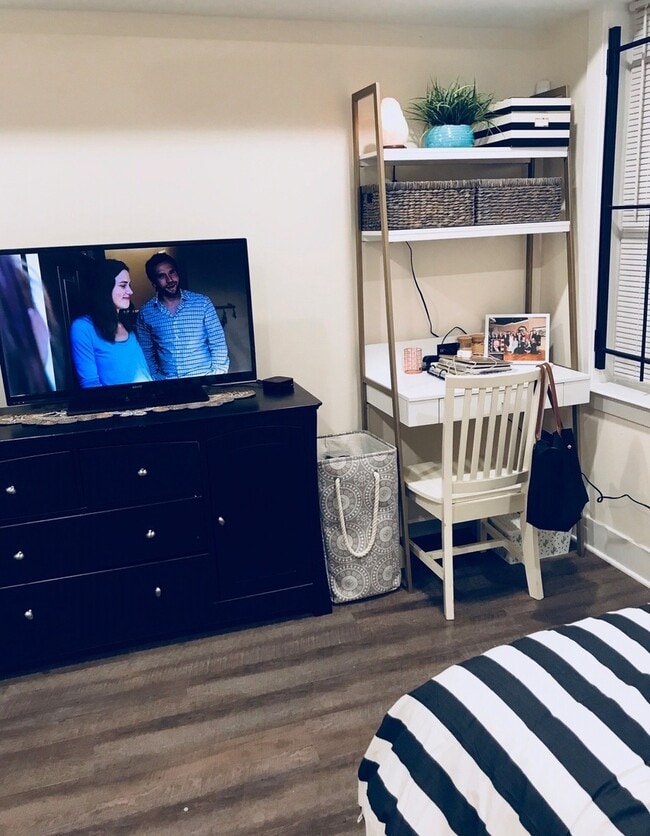 Building Photo - 2844 W Stiles St