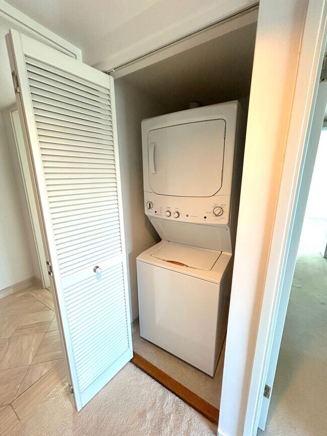 Building Photo - Large 19th Floor Unit with Ocean, City, Mo...