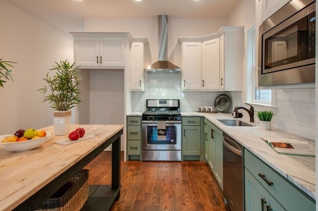 Building Photo - Amazing Location - 3 Bed, 2.5 Bath w/ Vaulted Ceilings and Covered Deck