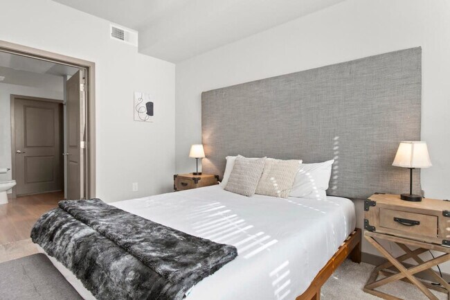 Building Photo - 400 N 2nd Ave