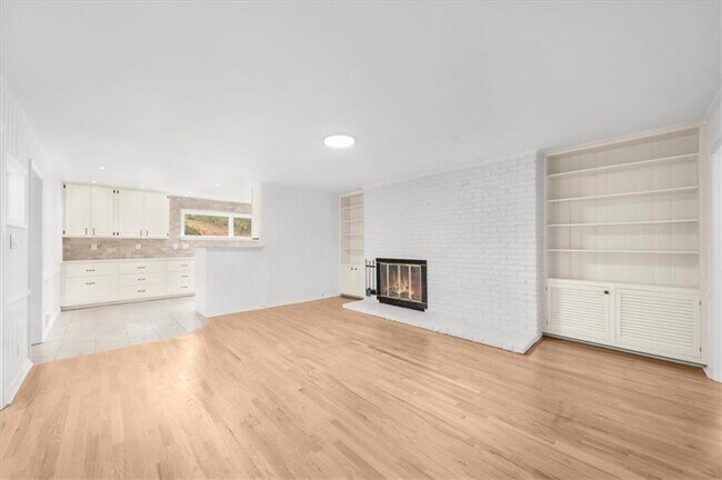 Building Photo - 4890 High Point Rd NE