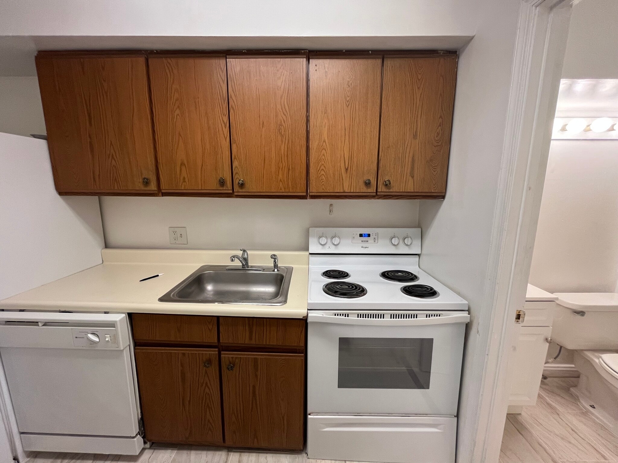 Dishwasher, oven & sink - 1006 F St NE