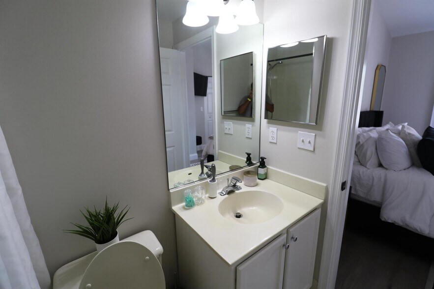 Building Photo - 6848 Brook Hollow Rd