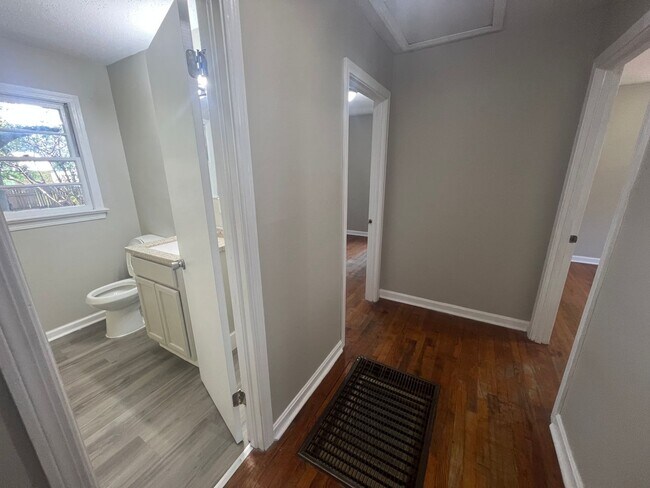 Building Photo - 3 bedroom 1 bathroom single level home