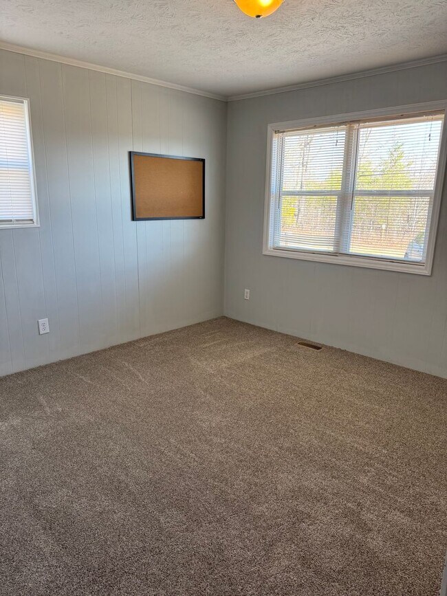 Building Photo - Spacious 4-Bedroom Rural Home on Private Acreage