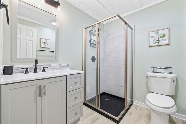 Building Photo - Gorgeous Totally Remodeled 3/2 in Garden C...