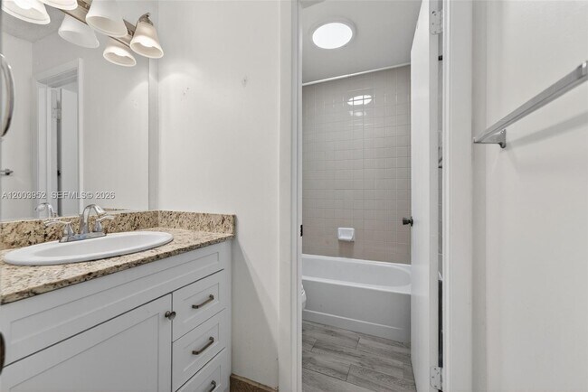 Building Photo - 889 Hamilton Dr