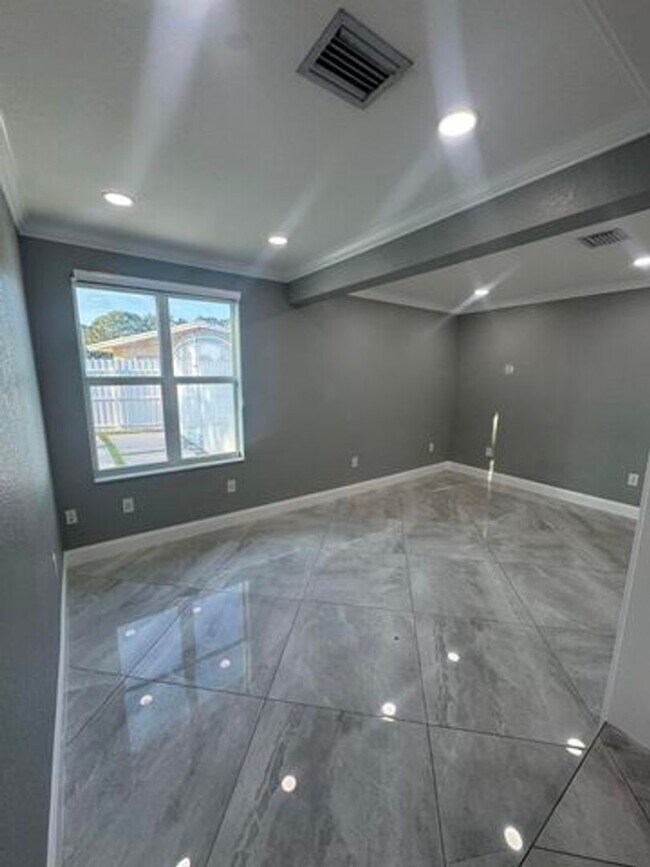 Building Photo - 2591 Rosehaven Rd