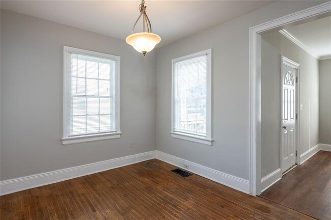Building Photo - 1095 Deckner Ave SW