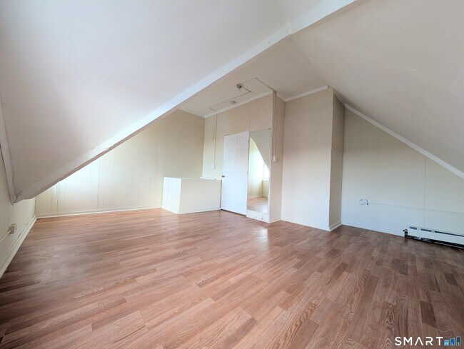 Building Photo - 107 Catherine St
