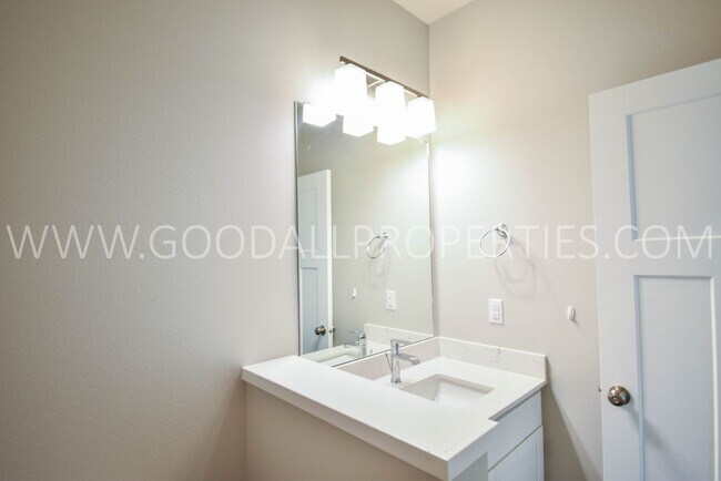 Building Photo - Modern Style Ranch, 3 bedroom 2.5 bath hom...