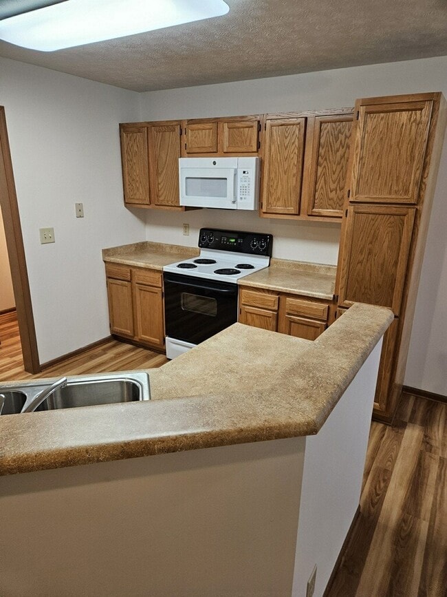 Building Photo - 879 Lewis St