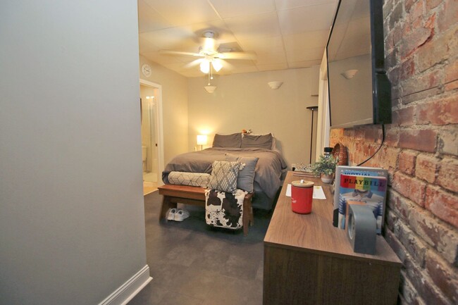 Building Photo - Stylish Apartment Living in the Heart of t...
