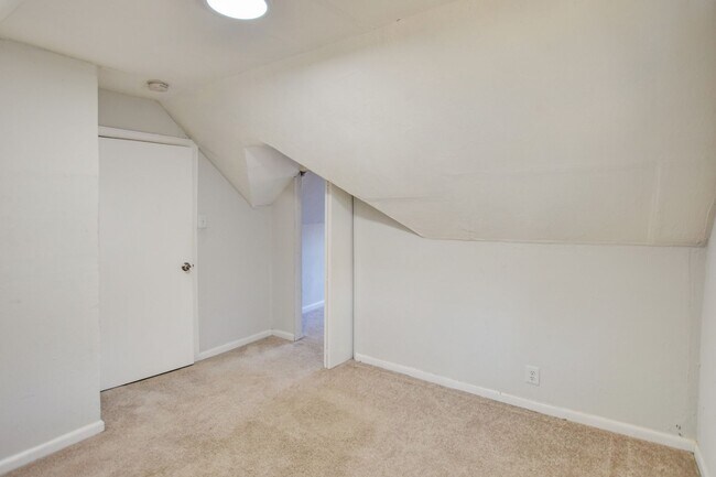 Building Photo - 11 Roberts Ct W