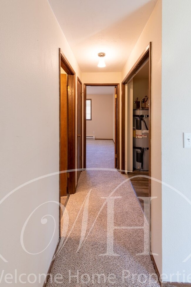 Building Photo - Updated 2 Bedroom Home in Quiet Neighborhood