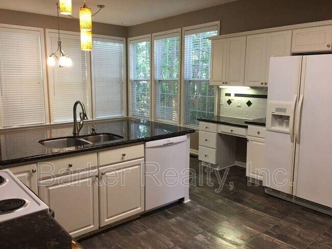 Building Photo - 2312 Colony Woods Dr