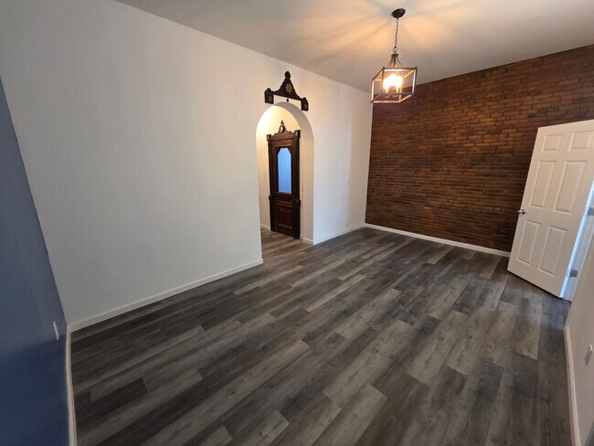 Building Photo - Newly Renovated 3 Bedroom Apartment - Poug...