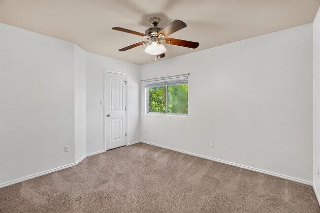 Building Photo - 2627 Garlic Creek Dr