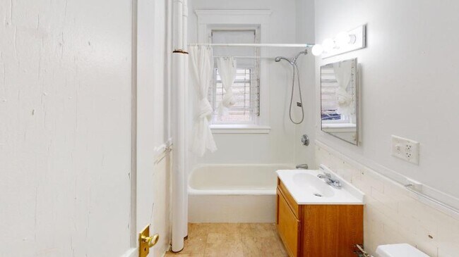 Building Photo - bedroom in Boston MA 02134