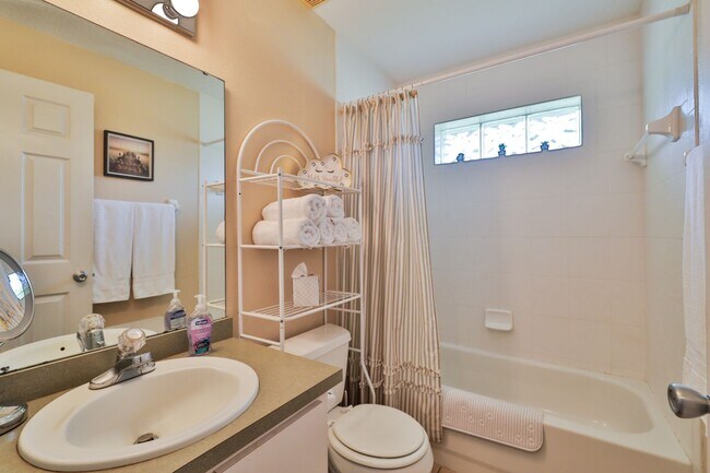 Building Photo - Furnished, Beautifully decorated 3 bedroom...