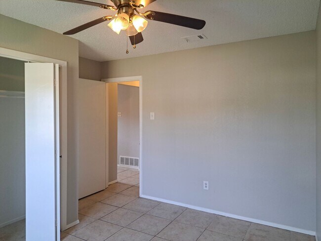 Building Photo - 400-402 Renee Drive