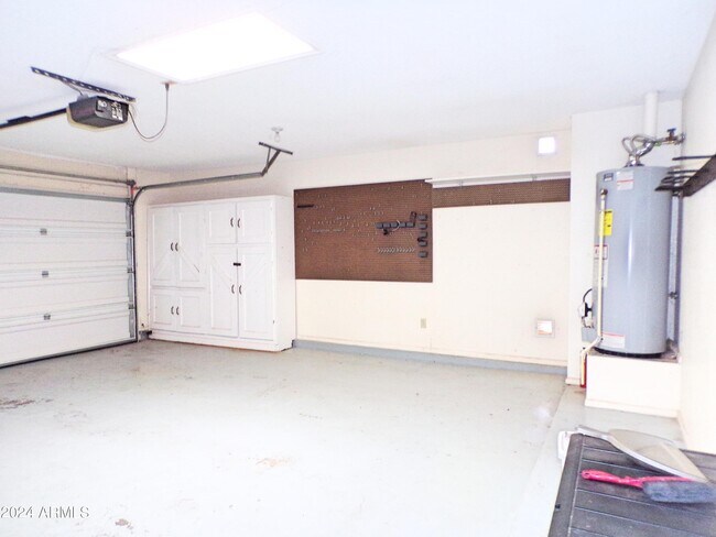 Building Photo - 5529 S Sioux Ave