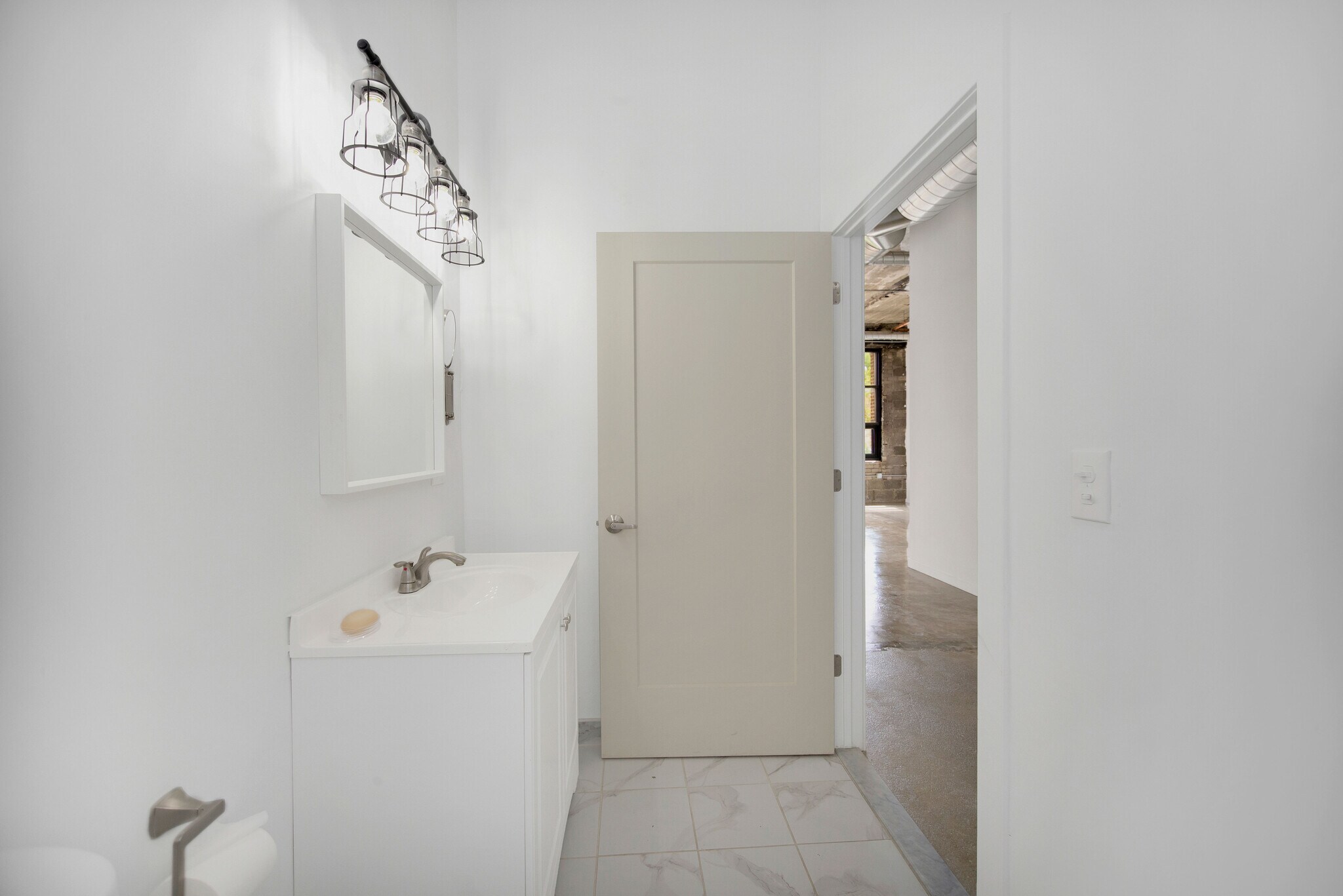 Building Photo - 470 Brainard St