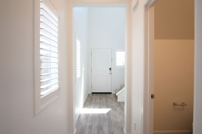 Building Photo - Beautiful Home in Manteca off of the 99, P...