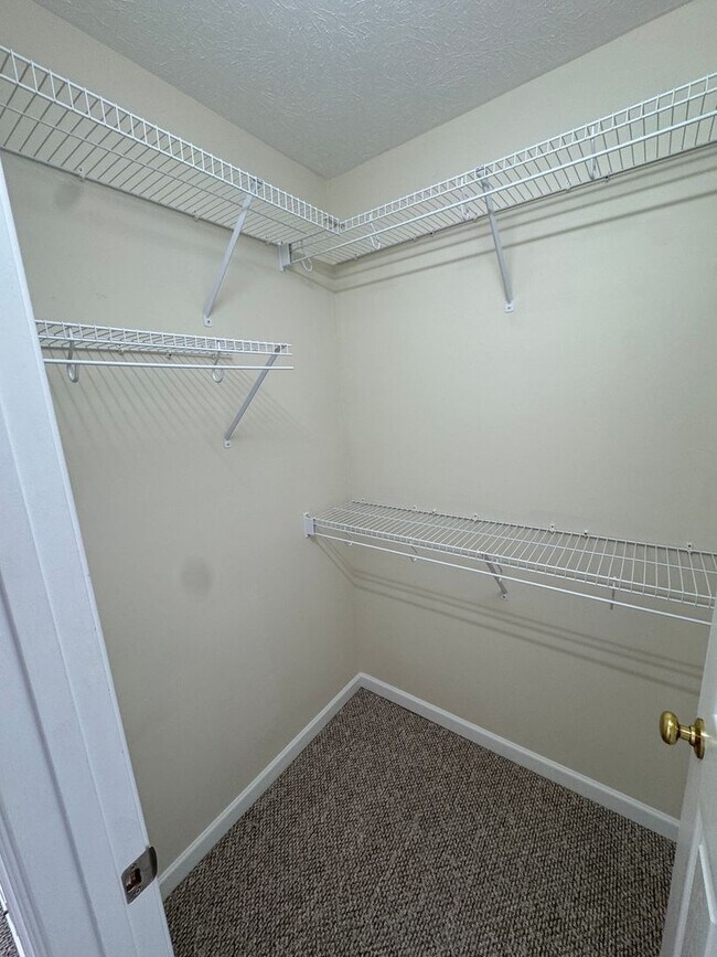 Building Photo - Spacious Townhouse in Bridgewater