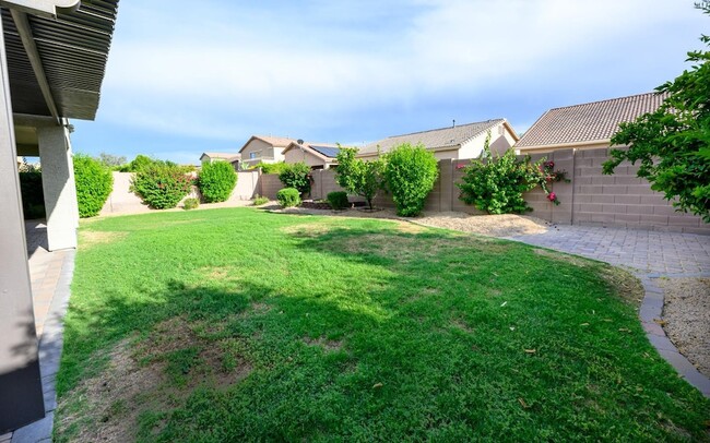 Building Photo - 2521 W Tumbleweed Dr
