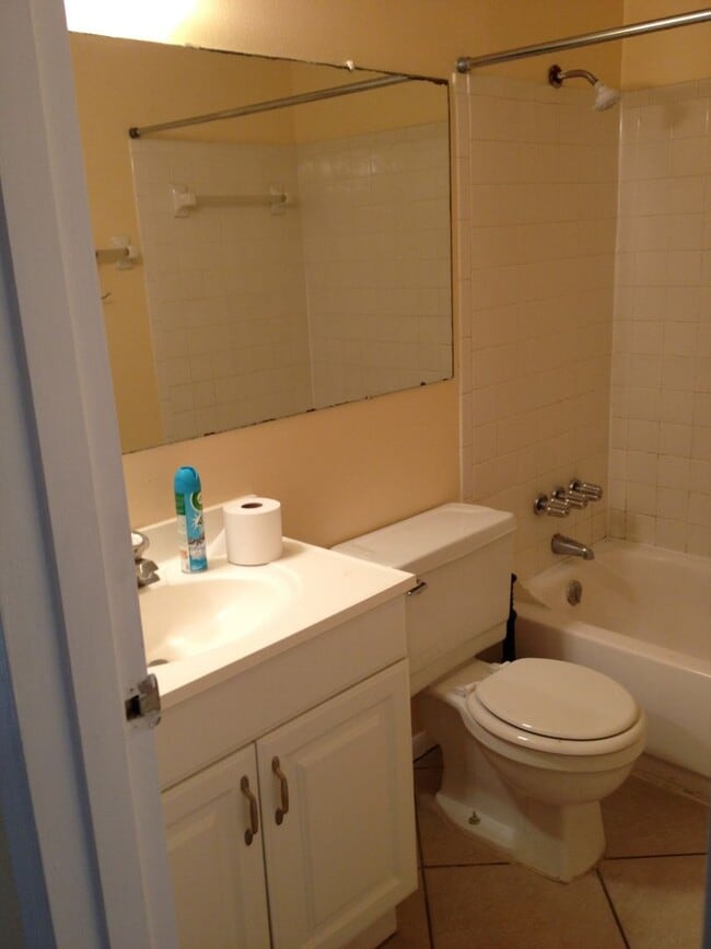 Building Photo - Centerally located close to downtown