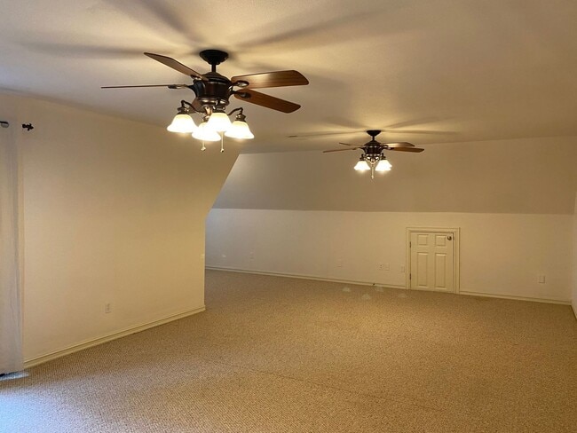 Building Photo - Lovely Stone/Stucco Home Nestled In Cul-De...