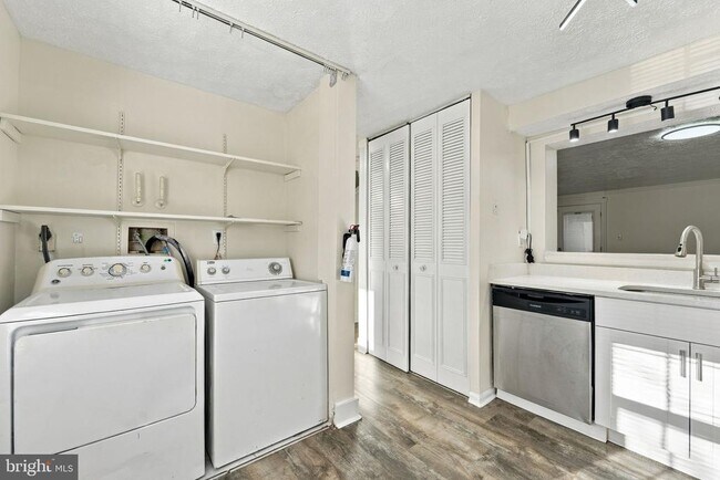 Building Photo - 8 Victoria Manor Ct