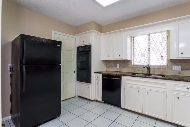 Building Photo - 3822 Stillview Dr