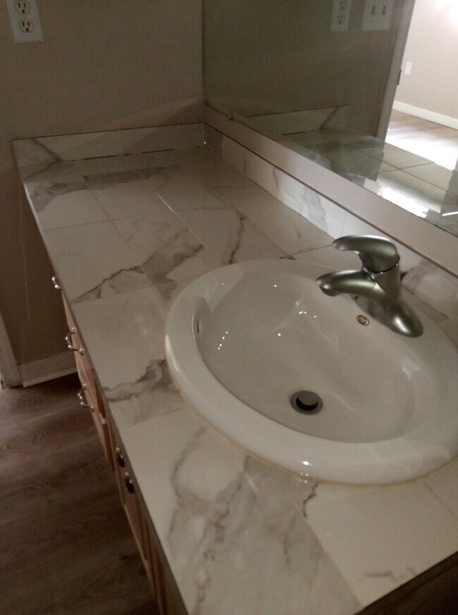 Building Photo - Gated Community First Floor 1/1.5 Apartmen...
