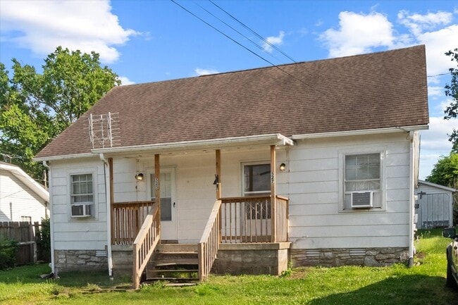 Building Photo - 527 Maple St