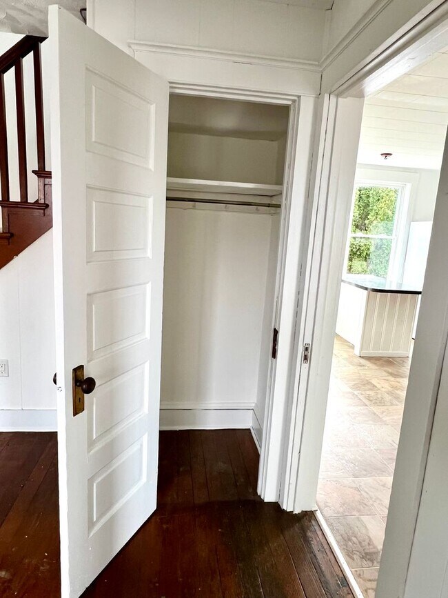 Building Photo - Spacious 3BR Home with Large Yard, Private Driveway & Storage